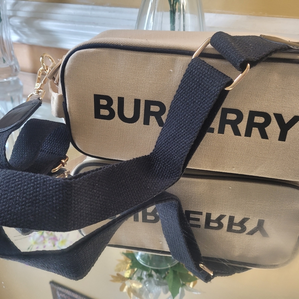 - Burberry Pouch - Picture 7 of 10